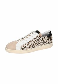 Sneaker con stampa leopardata, punta in pelle bianca, dettagli in suede beige, tallone nero e superficie texturizzata ai lati. Lacci bianchi.