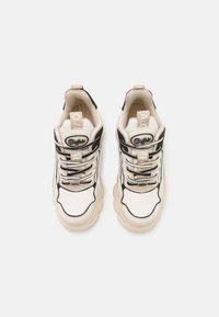 Chunkiga sneakers med en beige och svart färgskala, släta läder- och meshmaterial, rund tå och kontrasterande snören med logotyp.