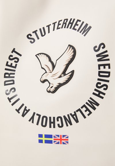 Design di un logo circolare con un grafico di un uccello in evidenza, testo nero e accenti colorati delle bandiere svedese e britannica su uno sfondo chiaro.