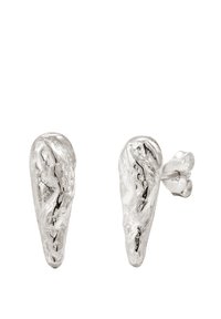 Silverfärgade, texturerade studörhängen med en vriden form och polerad yta, som har subtila spår och en säker push-back stängning.