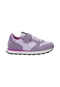 Sneaker per bambini viola e lavanda con lacci bianchi, una fascia in velcro, logo geometrico bianco e suola in bianco e nero.