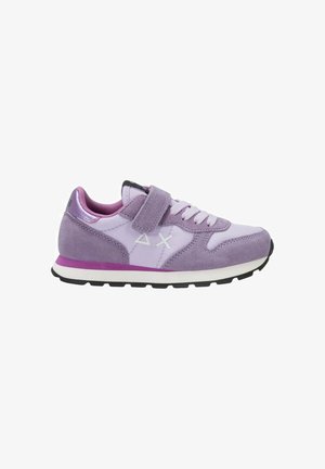 Sneaker per bambini viola e lavanda con lacci bianchi, una fascia in velcro, logo geometrico bianco e suola in bianco e nero.
