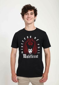 Černé tričko s grafikou obličeje Maleficent se červenými akcenty. Text zní "paní zla" a "Maleficent" tučným bílým písmem.