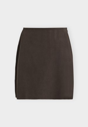 Falda en línea A de color marrón oscuro hasta la rodilla con textura suave y cierre lateral con cremallera sobre un fondo claro liso.