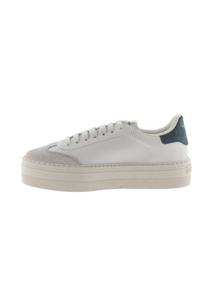 Witte laag uitgesneden sneakers met een grijze suède neuskap en een teal hakaccent. Voorzien van platte veters, een ronde neus en een gestructureerde rubberen zool.