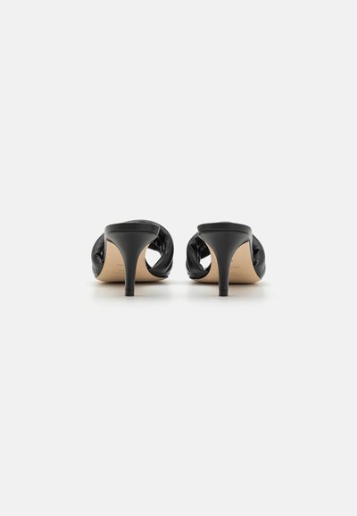 Sorte hælede mules med en glat læderoverdel og et knyttet design. Tynde, høje stilettohæle supplerer den åbne bagside.