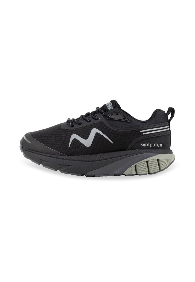 Baskets de sport noires avec une tige en mesh, accents gris contrastés, semelle texturée et bandes réfléchissantes pour la visibilité. Conception légère et flexible.