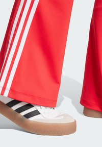 adidas Originals FLARED - Tamprės – kelnės - better scarlet