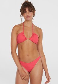 Ensemble de bikini corail comprenant un haut triangle froncé avec des bretelles fines et un bas taille haute assorti, fabriqué dans un tissu lisse et extensible.