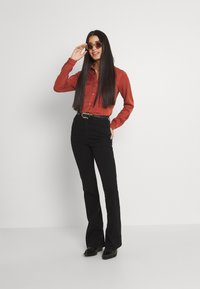 VILA VIBISTA SU-NOOS - Blusa com botões - burnt henna