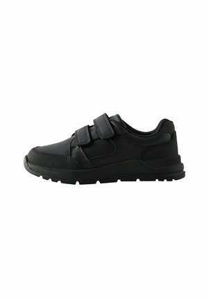 Černá sportovní bota s texturovaným syntetickým svrškem, dvojitými suchými zipy a robustní gumovou podrážkou pro lepší přilnavost.