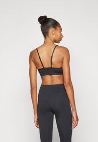 Puma MOVE ULTRABARE BRA  - Lengvai krūtinę prilaikanti sportinė liemenėlė - puma black