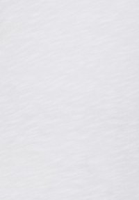Tejido blanco texturizado con un acabado suave y liso. Ligero, con un sutil patrón de tejido. Sin patrones o diseños visibles.
