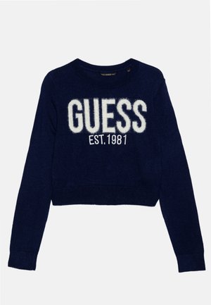 Marineblå cropped sweater med lange ærmer, hvidt fluffy "GUESS"-tekst og "EST. 1981" nedenunder på forsiden.