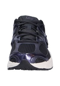 Baskets de sport en mesh noir et bleu foncé avec cuir, lacets et semelle blanche, vues de face.