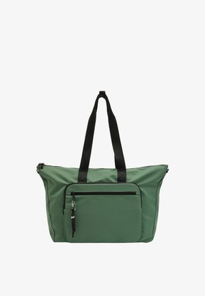 Zielona prostokątna torba podróżna z czarnymi uchwytami, przednią kieszenią na zamek oraz czarnym breloczkiem przymocowanym do przedniego zamka.