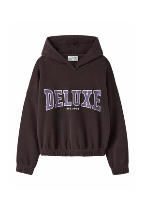 Sweat à capuche marron foncé à manches longues avec un ourlet élastique, comportant le mot "DELUXE" en grandes lettres violettes et "EST. 1986" en dessous.