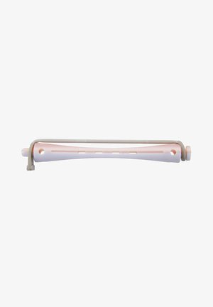 Witte en roze plastic haarroller met ventilatiegaten en een aangebracht elastiek om het haar op zijn plaats te houden.