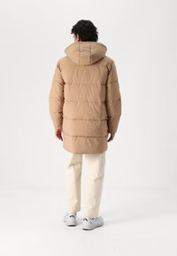 Guess Jeans PUFFER JACKET - Ziemas jaka - wet sand