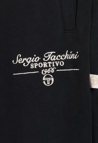 Zwart sweatshirt van zachte stof met een witte geborduurde "Sergio Tacchini Sportivo 1966" logo en een wit accentlabel.