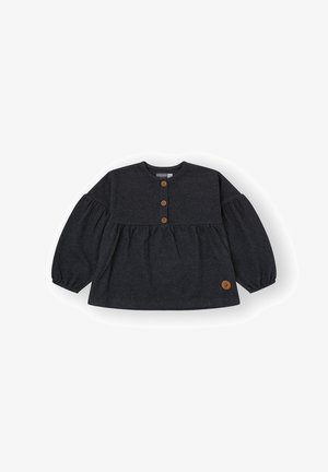 Camisa para niño de manga larga en gris oscuro con cintura fruncida, tres botones marrones en el pecho y un pequeño parche de cuero redondo cerca del dobladillo.