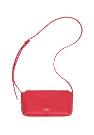 Pequeño bolso bandolera de cuero rojo con correa ajustable y cremallera dorada, con el logo "BIMBA Y LOLA" en letras doradas.