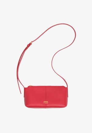 Pequeño bolso bandolera de cuero rojo con correa ajustable y cremallera dorada, con el logo "BIMBA Y LOLA" en letras doradas.