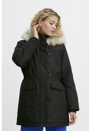 Parka noire avec une capuche en fausse fourrure, deux poches avant, des boutons, une taille à cordon et une longueur mi-cuisse. Texture lisse et design chaud.