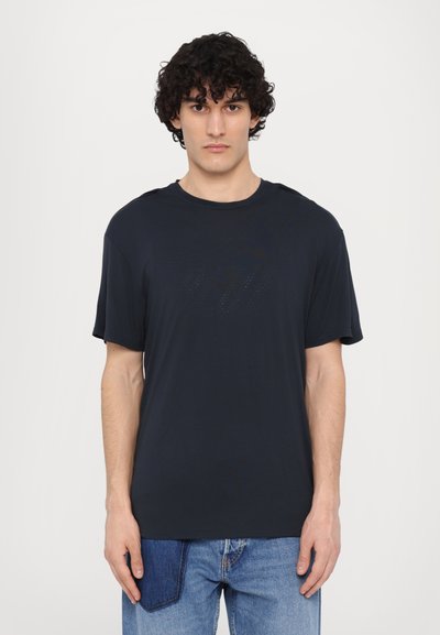 Dunkelblaues T-Shirt mit Rundhalsausschnitt, kurzen Ärmeln und einem dezenten Logomuster auf der Vorderseite. Hergestellt aus weichem, leichtem Stoff.