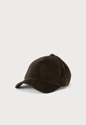 Casquette de baseball en velours côtelé marron foncé avec une visière courbée, présentée sur un fond clair uni.