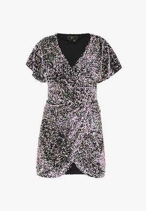 Lühike must kleit, mis on kaetud mitmevärviliste litritega, millel on sügav V-kaelus ja lühikesed hõljuvad varrukad ning vöökoha ümbermähise disain.