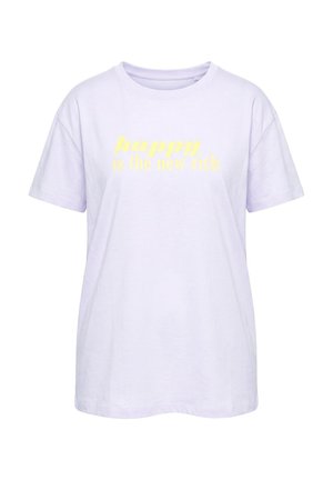 T-shirt viola chiaro a maniche corte con testo giallo "happy is the new rich" centrato sul petto.
