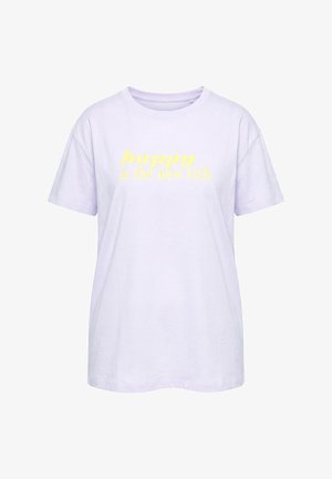 T-shirt viola chiaro a maniche corte con testo giallo "happy is the new rich" centrato sul petto.