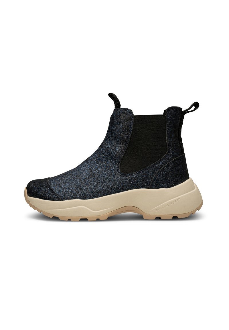 Botas de tobillo texturizadas en negro y azul con paneles laterales elásticos, una suela beige acolchada y tiradores para facilitar el uso.