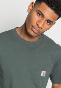 Carhartt WIP POCKET - T-shirt básica - hemlock green
