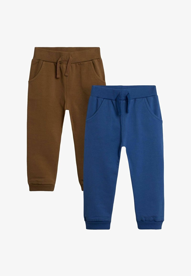 Două perechi de pantaloni jogger: una în brun, una în albastru. Ambele dispun de talie elastică, șnururi, buzunare laterale și mansete ribbed.