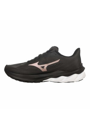 Zapatilla de correr negra con logo rosa claro en el lateral, media suela negra y suela exterior blanca, mostrada desde el lado exterior sobre un fondo blanco.
