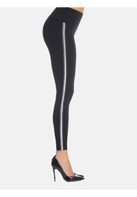 Czarne legginsy z wysokim pasem, ozdobione srebrnym paskiem wzdłuż zewnętrznej strony. Materiał wydaje się elastyczny i dopasowany.