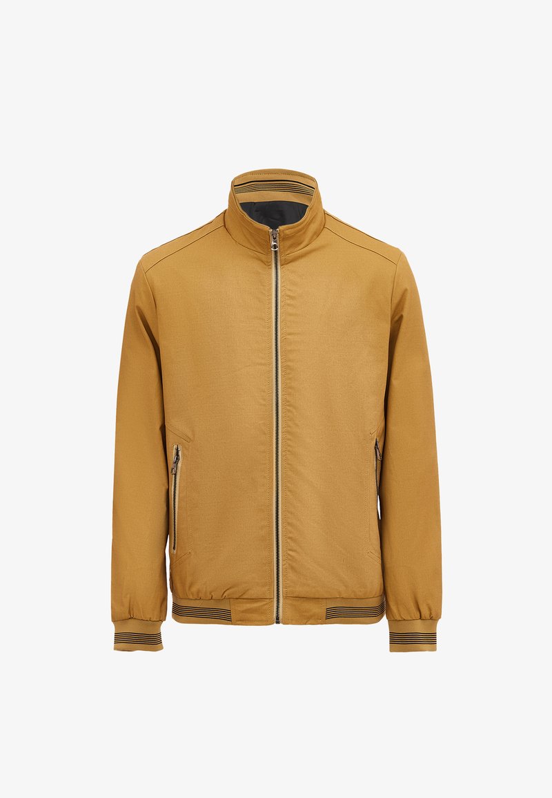 Senfgelbe Jacke mit hohem Kragen, Reißverschluss vorne und zwei Seitentaschen. Mit geripptem Saum und Bündchen. Glattes Stoffdesign.