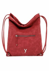 Sac à cordon en cuir rouge avec texture perforée, doté d'une poche zippée argentée, de bretelles longues pour l'épaule et d'un accent décoratif argenté.