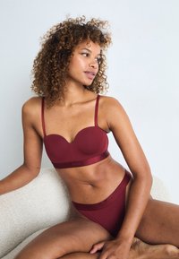 BOSS WIRELESS BEA - Push up -rintaliivit - medium red
