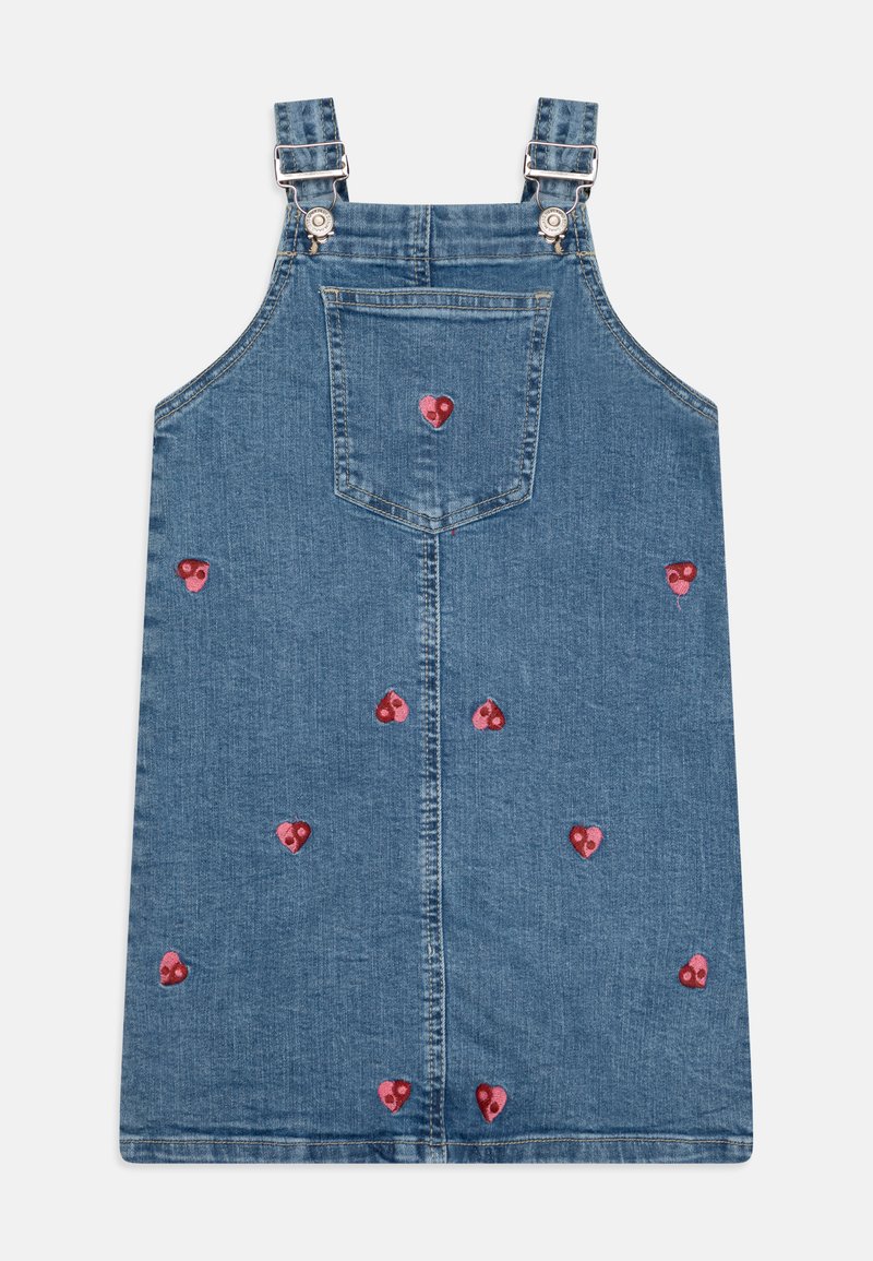 Denimkjole med justerbare skulderstropper, med en rett design og spredt røde hjertebroderier på en blå bakgrunn.