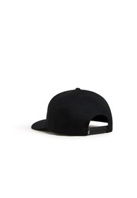 Gorra de béisbol negra con forma estructurada, tejido suave, visera curva y cierre ajustable tipo snapback. Presenta una etiqueta de logo en el lateral.