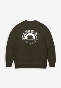 Olijfgroene crewneck sweatshirt met een grote witte graphic op de achterkant die "BUTCHER OF BLUE QUALITY CLOTHING CO." en het jaar "EST. 1972." weergeeft.