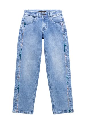 Jasnoniebieskie jeansy z denimu z prostymi nogawkami i wielobarwną haftem "Guess" biegnącym pionowo wzdłuż zewnętrznych szwów po obu stronach.