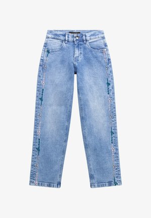 Jean en denim bleu clair avec jambes droites et broderie multicolore "Guess" courant verticalement le long des coutures extérieures des deux côtés.