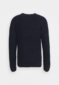Übergroßer schwarzer Strickpullover mit gerippter Textur, runder Ausschnitt und langen Ärmeln. Einfaches Design ohne sichtbare Beschläge oder Akzente.