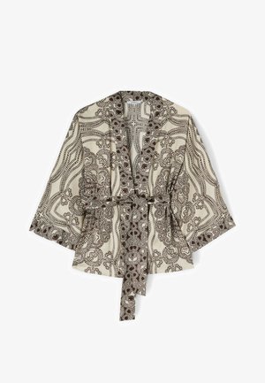 Beige kimono-stijl jas met wijde mouwen, donkerbruine ingewikkelde bloem- en geometrische patronen, en een bijpassende stoffen riem in de taille.