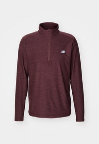 Burgundski pulover s četvrtastim zipom izrađen od teksturirane tkanine, s dugim rukavima i sivim logotipom "N" na lijevom području prsa.