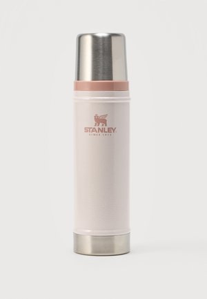 Thermos Steel Stanley con corpo rosa pallido, tappo a vite argento per la tazza e logo del marchio sul davanti, posizionato su una superficie bianca.